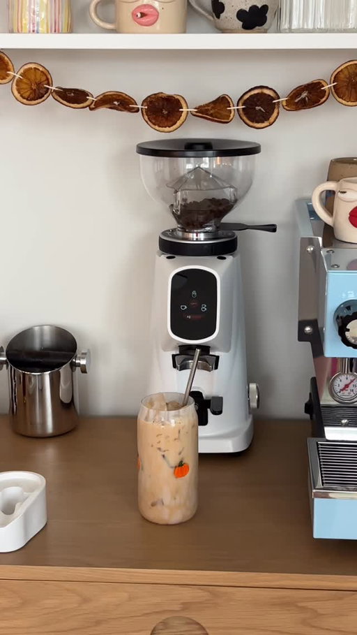 Loving this syrup 😭✋🏻 @surf_lounge_repeat .
.
.
#espresso #latteart #aesthetic #espresso #ceramics #mugs #lineamicra #fiorenzatoallground #tamper #cups #blue #colorful #coffee #icedcoffee #coffeeroutine #coffeemorning #milk #article #stringshelves #coffeebygracee