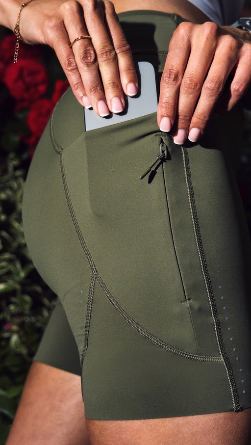 Discover @kikis_pilates_ ‘s favourite picks from the Fast and Free collection. From buttery soft leggings to must-have accessories, these pieces keep her feeling light, confident, and ready to move.
Swing by our Dubai Hills Mall store to find your perfect run fit!✨