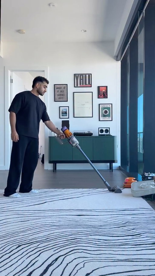 sunday reset 🫧 come hang with me for a weekend reset + the usual rnb vibes, Mocha usually gets on the robot vacuum himself but today i had to convince him with treats 🤣 #sundayreset #weekendreset #cleanwithme #resetvibes #cleaningmotivation #cleantok #apartmentherapy #homecleaning