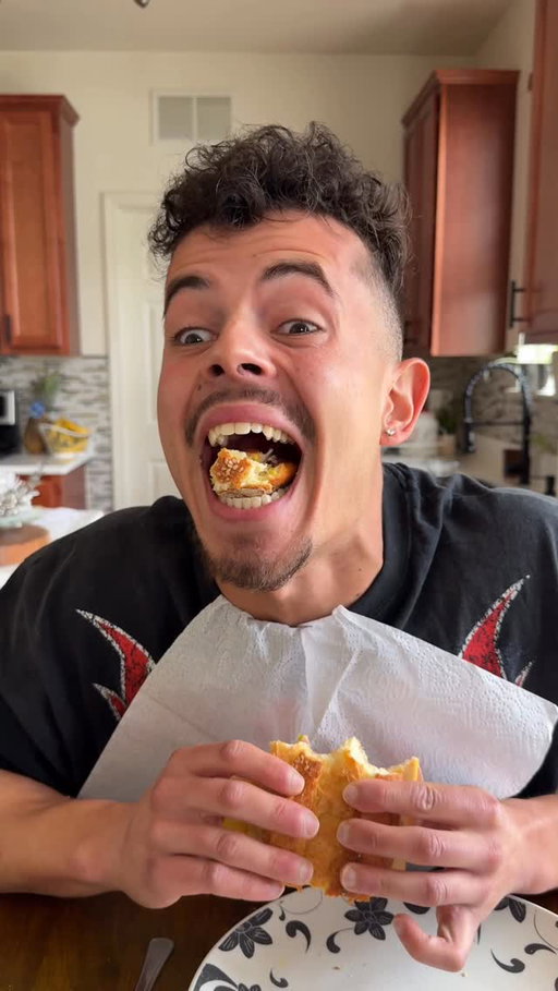 Grandmas never let you go hungry 🥹 

#skit #sketchcomedy #comedyreels #grandmas #grandmasarethebest #grandmasboy #relatable