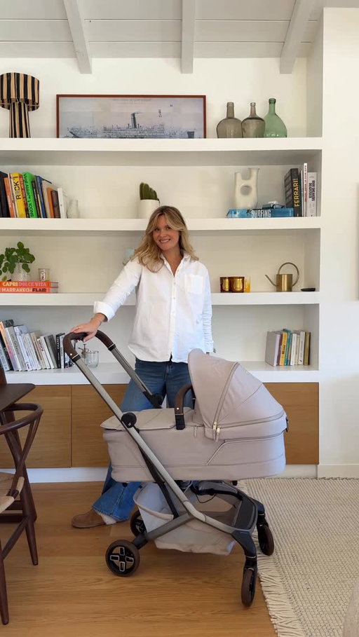 Unboxing de la poussette de bébé 2 🥺🥺🥺 j’ai choisi le nouveau modèle Fame Cabin en coloris Sapphire Sand de chez @maxicosi_eu 🫶🏼 elle est hyper compacte et a des nouvelles fonctionnalités beaucoup trop cool comme la technologie LumiRide pour rester visible durant les balades nocturnes et une batterie intégrée pour recharger son téléphone 🙈

#MonMaxiCosi #FameCabin collaboration commerciale
