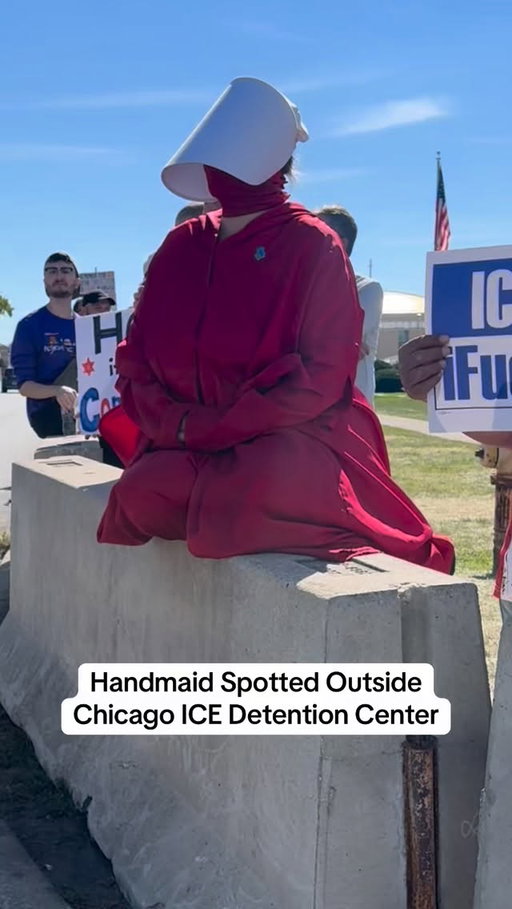 Handmaid spotted outside federal detention center in Chicago. #donaldtrump #chicago #handmaidstale