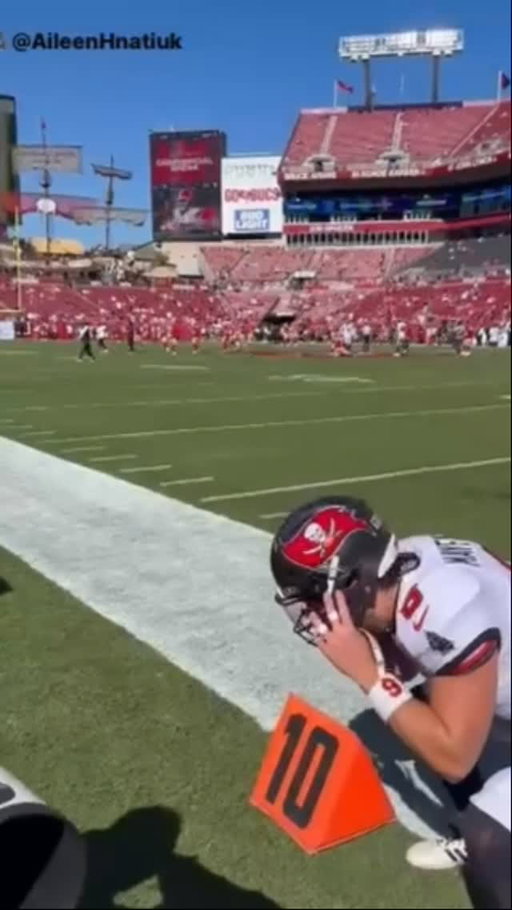 HEARTWARMING: #Bucs star quarterback Baker Mayfield took off his helmet before the game so his baby daughter could recognize him on the field.

🥹🥹🥹

The cutest video you will watch today.