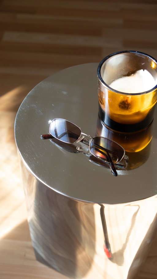 I’ve been obsessed with anything stainless steel in design lately, so when I saw this stainless steel side table from @zarahome I knew I had to have it. Sharp sculptural design and a polished finish that makes it almost disappear in a space. I’ll link it in my stories if you want to check it out. 

.

#interiordesign #minimal #stainlessteel #moderndecir #zarahome