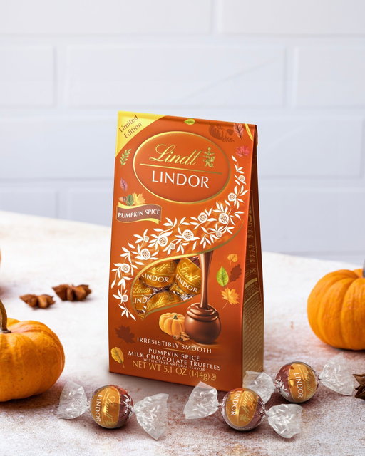 Pumpkin Spice LINDOR is THE treat you didn’t know you needed this fall 🎃✨⁣
⁣
#PumpkinSpice #LimitedEdition #FallFlavors #LindtLover #ChocolateAddict #AutumnVibes #SeasonalTreat #LINDOR