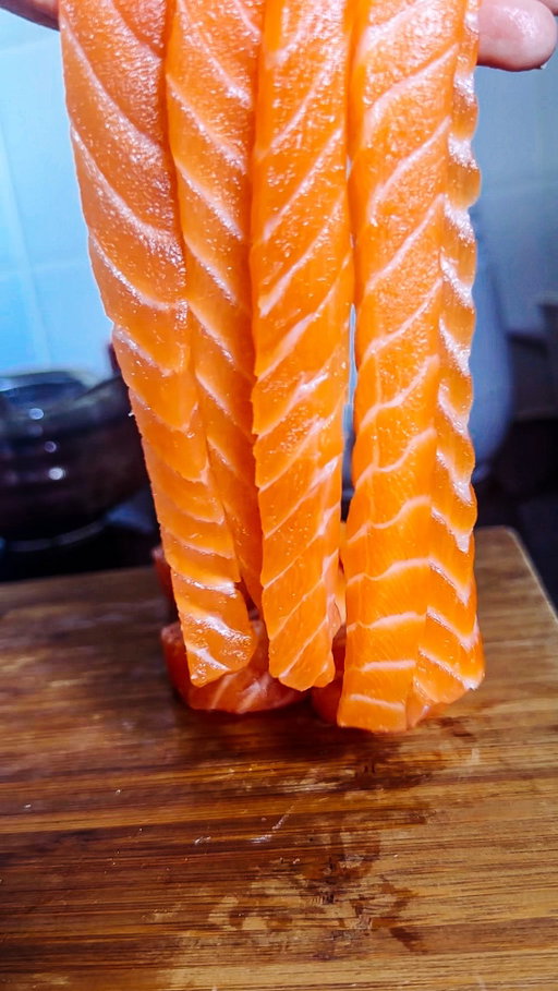 Salmon noodles @farahjeats

Salmon sashimi sliced into strips of “noodles.” Nothing revolutionary to be honest but a fun way to eat it! 

#foodie #gifted #asianfood #japanesefood #sushi #buldak #buldakhotsauce #rockethot #ridethebuldakblast #thebuldakblast