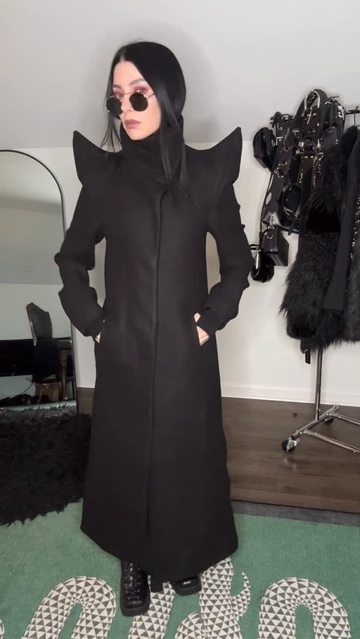 The SHOULDER ACCENTS 🫠🖤
Coat @batnorton use code HAZE for % off