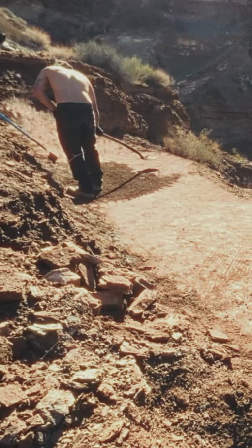 Build video live, link in bio! Still some work to be done, but feeling good with the progress so far! Got tires in dirt this am @redbullbike #redbullrampage 

@luca_cometti 🎥