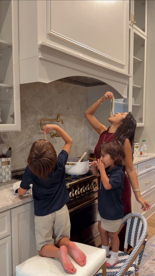 I know my husband is rolling his eyes all the way back right now because this video makes it seem like I do this every night…. I definitely don’t! I maybe cook and clean the house like this 2-3 nights a week and rest of the time we just wing! We’re actually super lucky because we have lots of help with the kids from my mom, MIL and sister.
Side note: Blake is actually a much better cook than me, but he usually cooks on the weekends!

How many nights a week do you cook and get the house back in order?

P.S. I linked as much as I could from this video including my non-toxic @caraway_home & washable runner by @ruggable if you comment “SHOP” I’ll DM you all the details!

https://liketk.it/5r3Fa #dayinthelife #my5to9