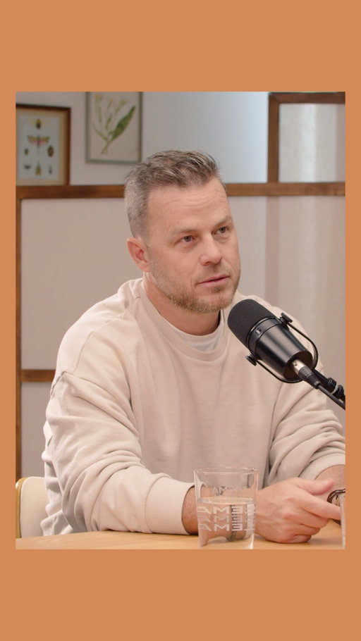 DISPONIBLE MAINTENANT - Louis Morissette : le PRIX d'avoir raison? 
Un échange sur le leadership, l’ego, le contrôle et le prix à payer pour avancer.

Louis partage où il a compris que "vouloir avoir raison" ne mène pas à la victoire et de comment il a dû apprendre à être plus doux, plus humain, sans jamais perdre sa rigueur.

Au menu :
Leadership : comment passer de “je veux être le meilleur” à “je veux rendre les autres meilleurs”.
Création & business : pourquoi la créativité et la rentabilité obéissent au même process.
Carrière & ego : les dangers d’avoir raison, et ce que ça prend pour durer 30 ans dans l’industrie.
Culture & courage politique : ce qu’il faut faire, collectivement, pour ne pas laisser disparaître notre culture québécoise.
L’humour & la pression : entre dopamine, tournée et quête de sens à 50 ans.

Si t’es entrepreneur.e, créatif.ve ou juste curieux.se de comprendre comment on concilie ambition, rigueur et bienveillance, cet épisode va te parler.

Épisode complet @zemorissette maintenant disponible: lien en bio @uncafeavecjudithfetzer
