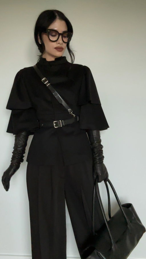 It’s leather gloves season 🖤 honestly it’s so much colder this year than last 🥲 but I’m not complaining because I’ll take any excuse to wear leather gloves 🖤🖤🖤
Gloves @depop 
Jacket @therealreal 
Bag @dolcevita 

#darkaesthetic #whatiwore leather gloves, all black outfit, harness outfit, goth goth