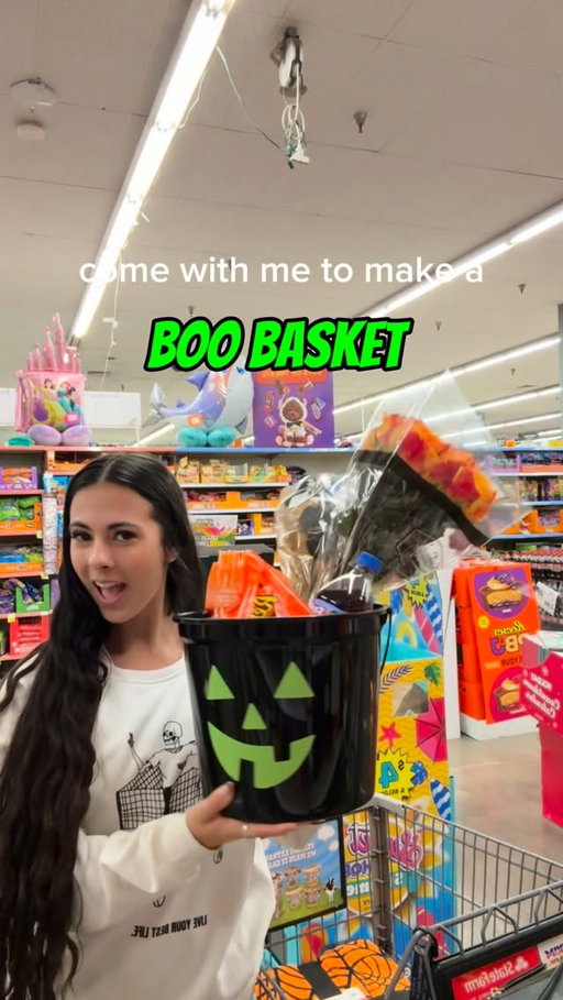 LET’S MAKE A BOO BASKET 🎃 Kind of went for an orange & black Halloween theme!! Putting this together for my best friend, because it’s spooky szn & she deserves this..# ad here’s everything I put in it after checking out the seasonal aisle at Fry’s Food Stores:
🎃 Trick Or Treat Bucket 
💐 Orange flowers 
🐈‍⬛ Black pumpkin glittery flower decoration 
🕯️ Halloween bat candle 
🍏 Caramel & Chocolate Dipped Reeses Apple
💌 Hand written Halloween card 
🧸 Halloween PSL squishmallow!!
🕷️ Candy corn earrings 
🕸️ Color changing spider web tumbler set 
🍫 Reese’s peanut butter chocolate pumpkins 
🥤 Chucky themed Fanta 
🎃 Halloween throw blanket 
Yeahh she’s getting spoiled and yeahh I’m stealing half of this stuff for myself 😭😭 this turned out so cute though I LOVE IT and all of it was only one stop, from @frysfoodstores. Follow to see my next video where I got more Halloween decor for my apartment and supplies for a Halloween party! 🎉 
•
#phoenixarizona #phoenixarizona #phoenixblogger #phoenixfoodie #arizonainfluencer  #thingstodoinaz #thingstodoinarizona #halloweenlover #boobasket