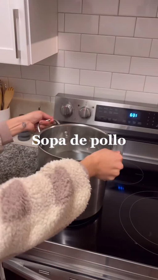 Sopa de pollo 🤤
•
•
•
•
#latina #latinacontentcreator #sopa #sopadepollo #sopasecaldos #hispanic #comida #latinainfluencer #latinablogger #haycomidaenlacasa #latinapower #latinx #recetas #receta #sopas #latinfood #recetafácil #recetadeldía #recetafacil #recetarapida #recetatradicional #soup #sopaseason #hispanicheritagemonth #hispanicheritage #hispanicfood #elsalvador #elsalvador🇸🇻❤️ #salvadoran #salvadoranfood 

[ sopa de pollo, caldo de pollo, comida casera, comida latina, comfort food, cozy soup, Latin comfort food, abuela’s recipe, Latin home cooking, traditional Latin food, homemade chicken soup, cozy eats, cozy food, comfort in a bowl, soup season, soup weather, fall eats, warm and cozy, Sunday vibes, Latina eats, Latin flavors, sabor latino, hecho con amor, abuela approved, sopita vibes, sopita mood, hay comida en la casa, Latina comfort food, cocina con amor, foodie, dinner ideas, recipe of the day, homemade goodness, abuela would be proud, cozy season, Latin food lover, sabrosura, Latino kitchen, warm bowl energy, chicken soup for the soul ]