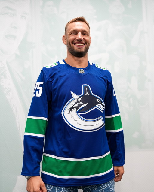An early visit to @RogersArena! 🏒 Ahead of #UFCVancouver, @deRidderMMA stopped by to catch the @Canucks in action! 🔵🟢