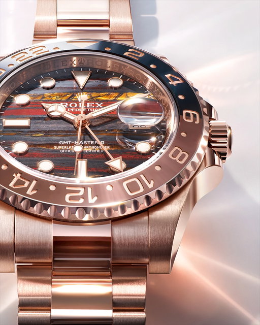 The GMT-Master II. With a unique dial crafted from tiger iron. No two formations can be alike, created by extreme geological forces that fused hematite, red jasper, and tiger’s eye. Case and bracelet in 18ct Everose gold cast in our own foundry. Two-colour Cerachrom bezel insert in ceramic. And a 24-hour hand to stay connected with home wherever you go. 40mm, calibre 3285.
#Rolex #GMTMasterII #101031