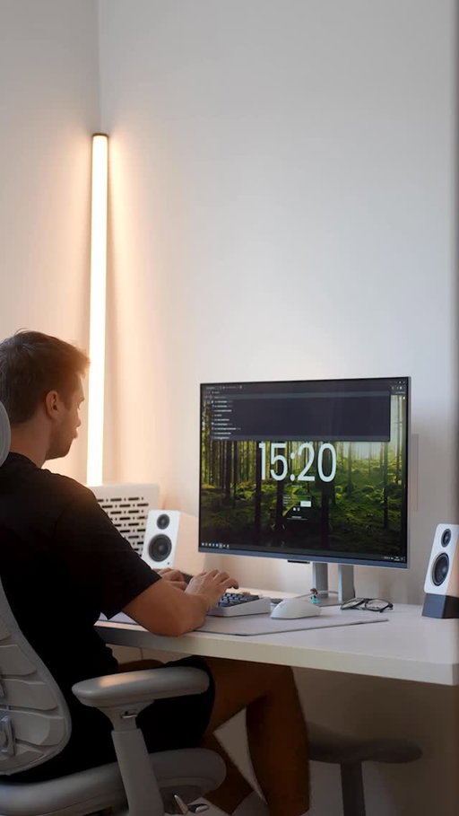 Your average Win10 enjoyer here 👀

#desksetup #homeoffice #minimalsetup