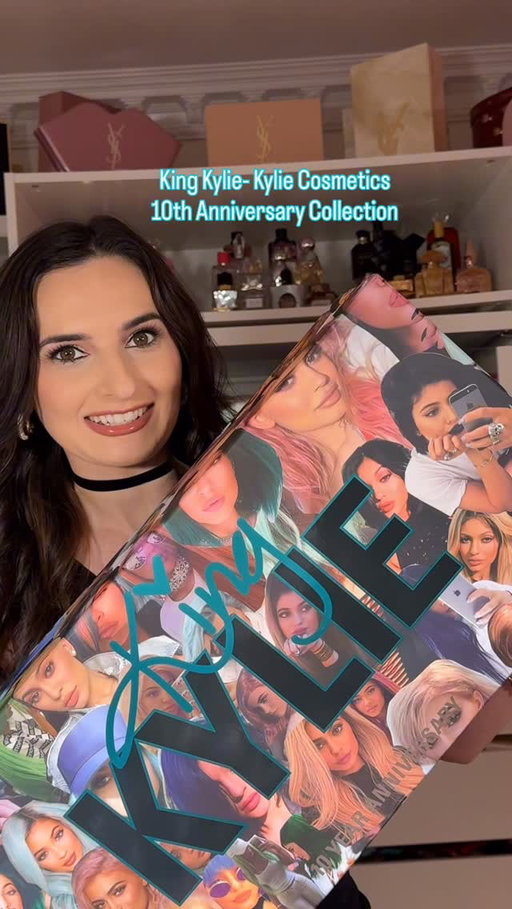 King Kylie is back - unbox the new @kyliecosmetics @kyliejenner 10 year Anniversary collection with me - it’s truly iconic and clearly I couldn’t stop saying it - there’s so much in this collection from lip kits to eyeshadow palette to lip glazes - keep watching for swatches - are you picking up anything from this collection?
#newmakeup #eyeshadowswatches #kyliecosmetics #kyliejenner #lipkit