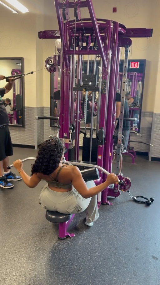 MOST COMMON MISTAKE- LAT PULLDOWN ❌

-I cant tell you how many time I see most people using the Lat Pull Machine incorrectly. Here are a few tips to make sure you’re doing them effectively. 
.
.
.
Things to Remember ⬇️
⚪️Thumbs over the bar -not under
⚪️Lean slightly back 
⚪️Bring bar to upper chest not your stomach 
⚪️Go slow - stop rushing the movement 

- hope this helps🫶🏽
_______________________________________ 
Subscribe to my 6 BADDIE Hourglass ⌛️ Program Now Available via Built By BENN App - click link bio to download! Available for iOS + Google play 📲
.
.
#reels #explore #fitnessmotivation #facebookreels #fitnessaddict #form