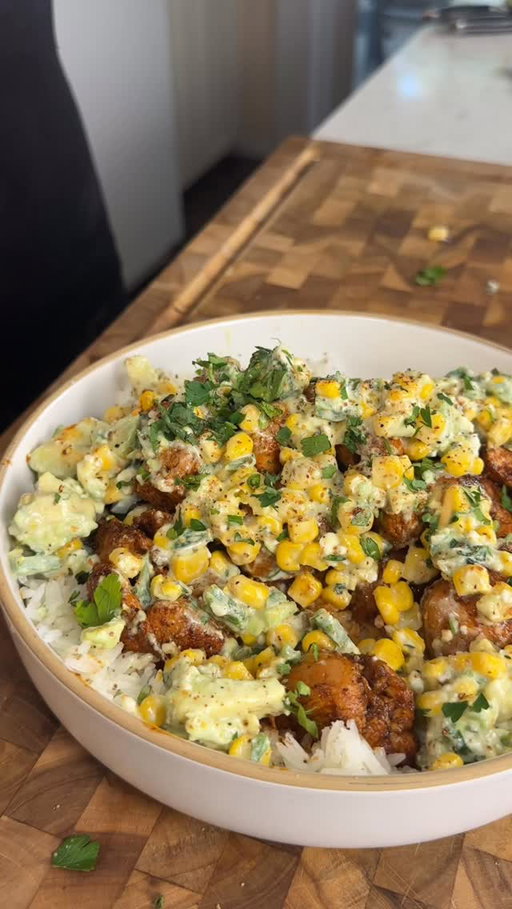SAVE THIS ‼️ High Protein Street Corn Chicken Bowl 😍 (recipe 👇🏽) 

For more amazing recipes w the macros shown comment “cookbook” and I’ll send you a link to check out my digital cookbooks! 🙌🏼❤️

Macros per serving (1 cup rice per serving) (X3): 590 Calories |55g P | 47g C | 17g F

For the chicken:
1.5lbs chicken breast, cubed
Salt & Pepper, to taste
1 teaspoon Garlic powder
1 tsp chili powder
1 tsp paprika 
1/4 tsp cumin
Olive oil, 1 tbsp to marinate
Avocado oil spray, to cook

Street Corn Salsa:
2 cups corn 🌽 
1/4 cup light mayonnaise 
1/4 cup cotija cheese 🧀 
1 lime juice and zest 🍋‍🟩 
1 Jalapeño, finely diced 🌶️ 
2-3 tbsp chopped cilantro 🌿 
1 avocado, cubed 🥑 
1 tsp Tajin, (optional)

Enjoy 😍
.
.
.
.
#icekarim #healthyrecipes #easyrecipes #mealprep #quickrecipes