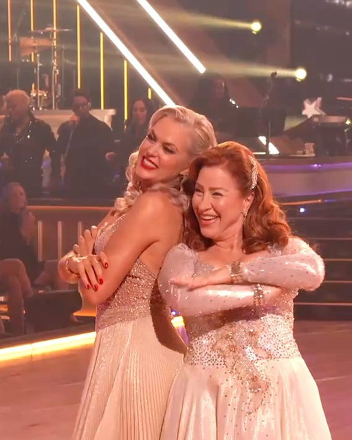 Elaine Hendrix and pro Alan Bersten perform a Foxtrot to “This Will Be (An Everlasting Love)” by Natalie Cole dedicated to Elaine’s best friend, Lisa Ann Walter. #DedicationNight #DWTS