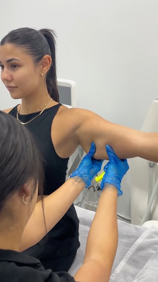 Only Paolo… or our therapists 😉✨⁠
⁠
Turning stubborn fat → into sculpted confidence 🖤⁠
⁠
TGA-approved Fat Freezing for targeted, non-surgical fat reduction.