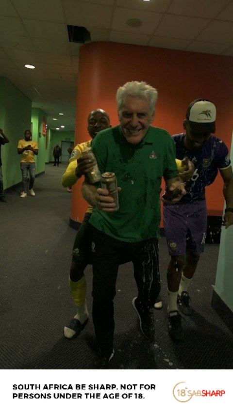 INQAAABA YA HUGO 👴 🇿🇦 

One thing about us, sizo'celebrata waya waya Mzansi 

Take us back to last night 🌙 

#DlalaCastle ##FIFAWCQ