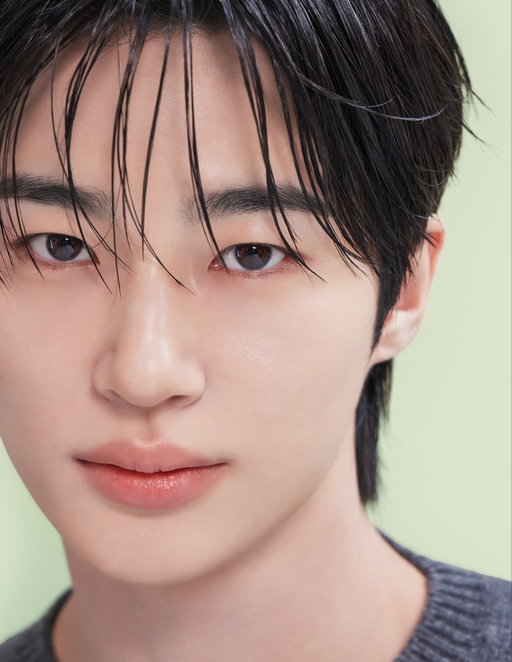Prada Beauty Ambassador Byeon Woo Seok gets ready with Prada Balm in Banana Yellow ahead of his visits to the Seoul boutique. 

@byeonwooseok 
#PradaBeauty #PradaMakeup #프라다뷰티