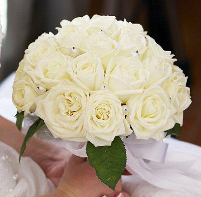 Wedding Wednesday  #simple #elegant #beautiful💐 #BridalBouquet🌸 #WhiteRoses💋