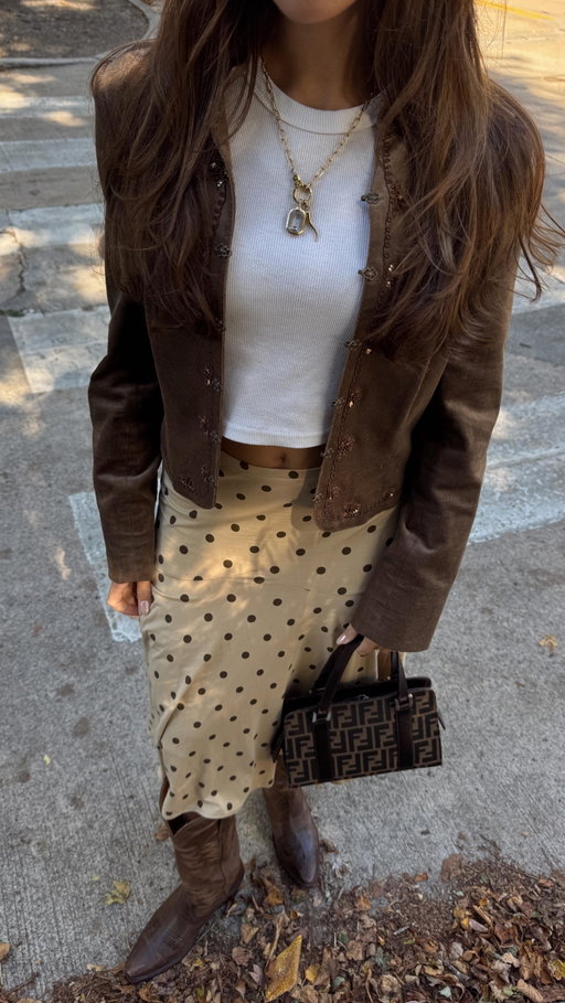 🍂 Fall uniform unlocked: cozy layers + my go-to @bandolierstyle crossbody 📱✨ #ad 

—
#falloutfitinspo #dailyoutfits
