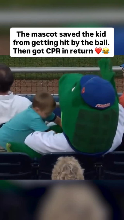 In a 2017 college baseball game, the Florida Gators mascot protected a young fan by using his head to shield the child from getting hit. The kid returned the favor by jokingly administering CPR and rescuing him 😅