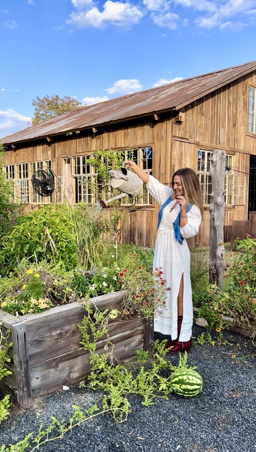 What’s next in travel? We unpacked the trends you’ll want on your radar for 2026.👇 @taryn_lamb 

📖 Readaways are the new reading retreats — think cozy book club getaways, unplugged weekends, and time to actually finish that book.

🐄 Then there’s Farm Charm — travelers are swapping city lights for starlit skies, with farm stays full of nature walks, fresh produce, and time with friendly farm animals.

Curious what else is trending? 🔗 Tap the link in bio for the full Unpack ’26 Travel Trend Report
📍 @thenestatroundtop