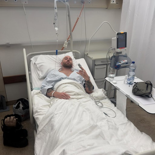 Not the way I wanted to start my season.  Day 1 @thestompinggroundspark I misjudged my speed and my front foot paid the price.  Thanks to medical staff in Switzerland who took care of me & thanks to @jerm_worldwide who helped me get back home safe 🫡  Unfortunately I will miss the European premier stops but our movie will still play so go check it out and get stoked for winter 🙏Going down is part of the game but I’ll be back stronger in no time