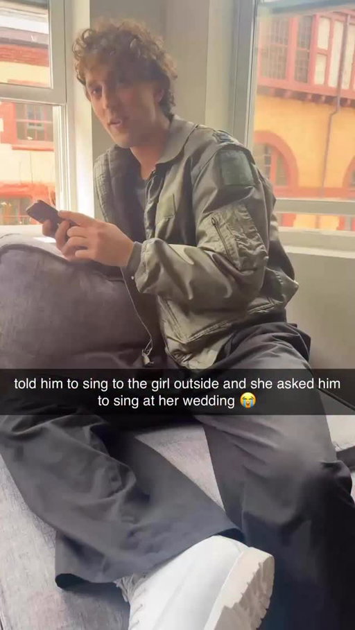 who needs a dating app when u can sing out the window 😂😭 #singing #berklee #boston #college #franksinatra #belting #michaelbuble #broadway #stephensanchez @misterrickloops 📸