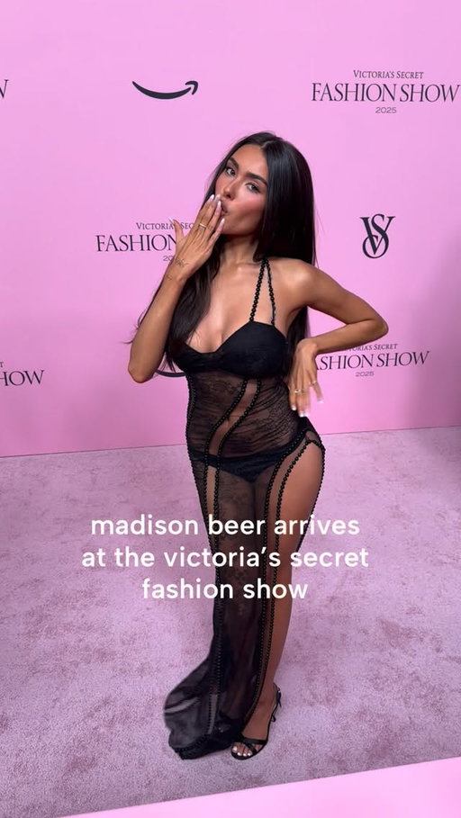 Tonight’s big performer, #MadisonBeer, arrives at the #VictoriasSecret fashion show in NYC. #VS