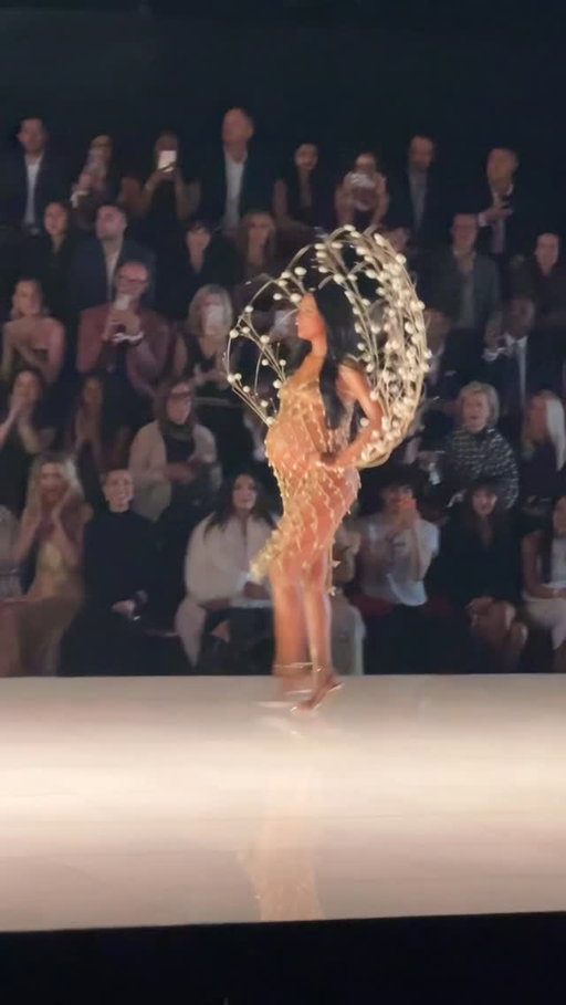 And we’re off! An expecting @jastookes just opened the #VSFashionShow.