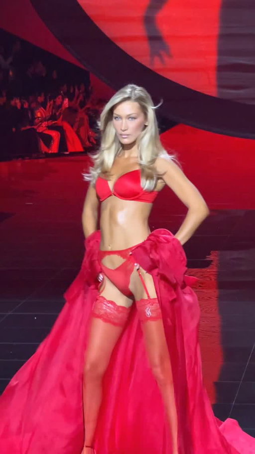 A blonde bombshell just hit the @victoriassecret runway and her name? Her name is @bellahadid. Head to the link in our bio to see more from her return to tonight’s glamorous runway.