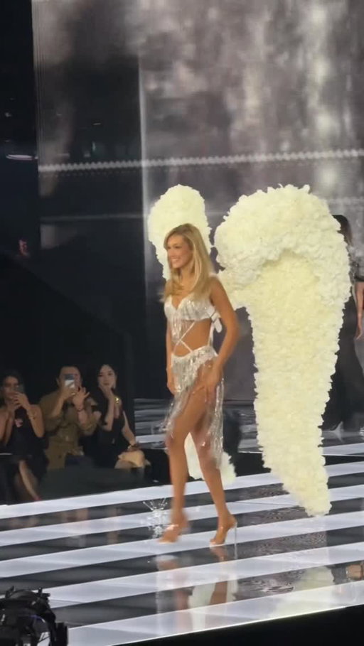 Jaw dropped @bellahadid #vsfashionshow #victoriasecretfashionshow #vsangel #bellahadid