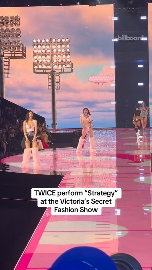Jihyo, Nayeon, Momo and Tzuyu of TWICE perform “Strategy” at the Victoria’s Secret Fashion Show 💗