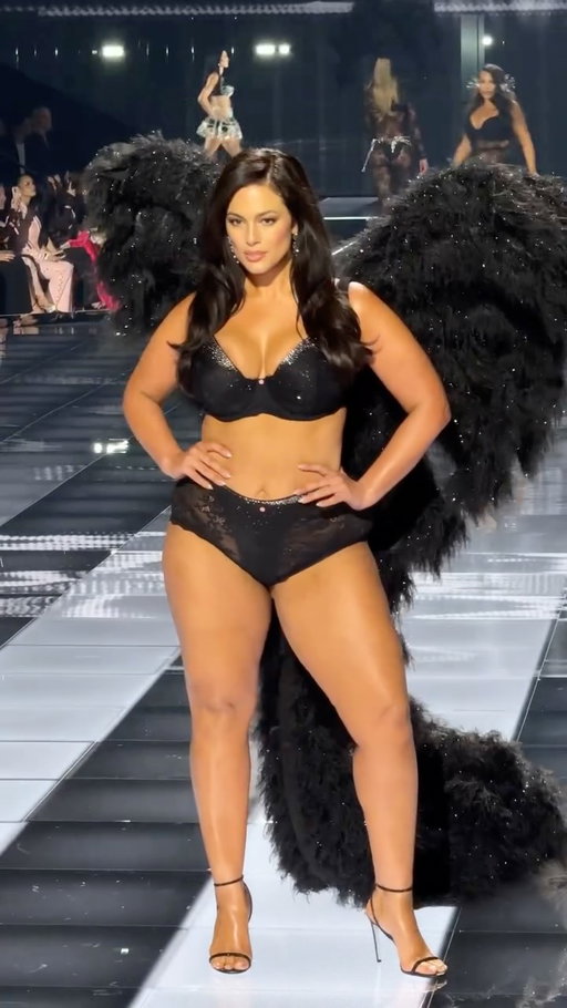 @ashleygraham, the woman that you are! Tonight, the model stunned in a matching black set and feather wings at the 2025 @victoriassecret fashion show.