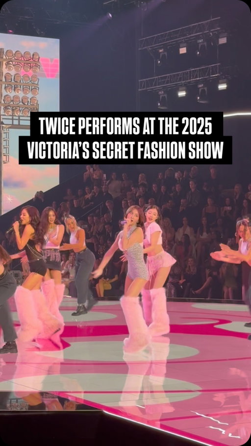 Love Twice (Credit: @marieclairemagazine) 
.
.
.
#twice #victoriassecretfashionshow