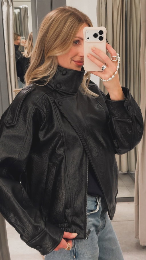 Viral Zara Jacket: Keep or Return? Comment SHOP and I will send you details of this faux leather bomber, plus my top stylist picks of Zara autumn jackets on my LTK 💌

#zara #zarajacket #autumnstyle https://liketk.it/5rfXG