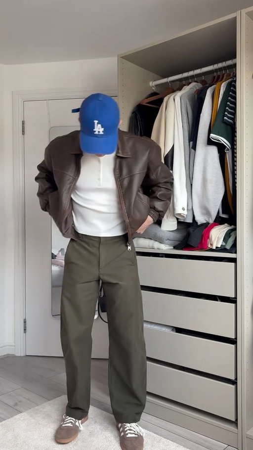 If you’re short like me… start befriending the women’s section lads because trust me when I tell you it all just fits a little better😂🤷🏻‍♂️

Barrel leg trousers and Henley @uniqloeurope 
Dad Jacket @bershka 
Trainers @adidasoriginals