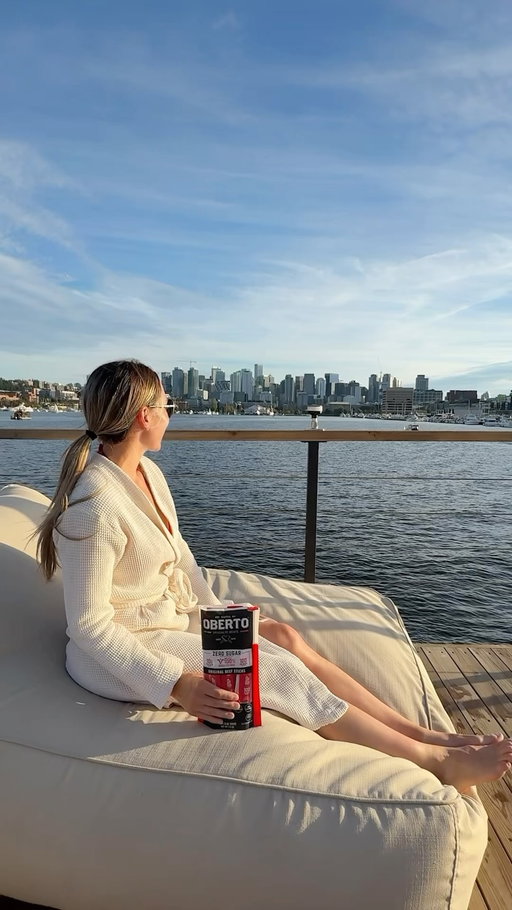 Seattle views don’t get better than this! 😍🌊🌆

Fueling the adventure with @obertobeefjerky! Their grass fed beef sticks have 10g of protein, zero sugar and no artificial ingredients! The perfect on the go snack! 🙌

#pnw #washington #ObertoGrassFed #ObertoAmbassador #sponsored