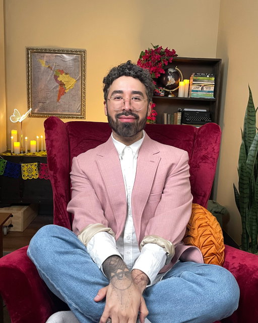 Meet the host of Crash Course Latin American Literature, Curly Velasquez. Curly is an actor, writer, content creator, and host who celebrates all things Latino/e and beautiful. He is currently the creative director for LatiNation/LATV, and co-hosts the iHeartRadio and Sonoro podcast The Super Secret Bestie Club. You may recognize him from his work on BuzzFeed's Pero Like, Starz's VIDA, the Netflix’s documentary Mucho Mucho Amor, and PBSDS's Dead and Buried. ⁠
⁠
Check out the preview of Crash Course Latin American Literature on 10/23!