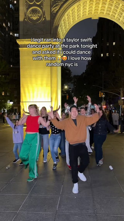 didn’t know a single person 😂❤️

Fun fact: see the crowd behind us? @miguel is singing right behind us 😂 I love nyc 

#taylorswift #fateofophelia #lifeofashowgirl