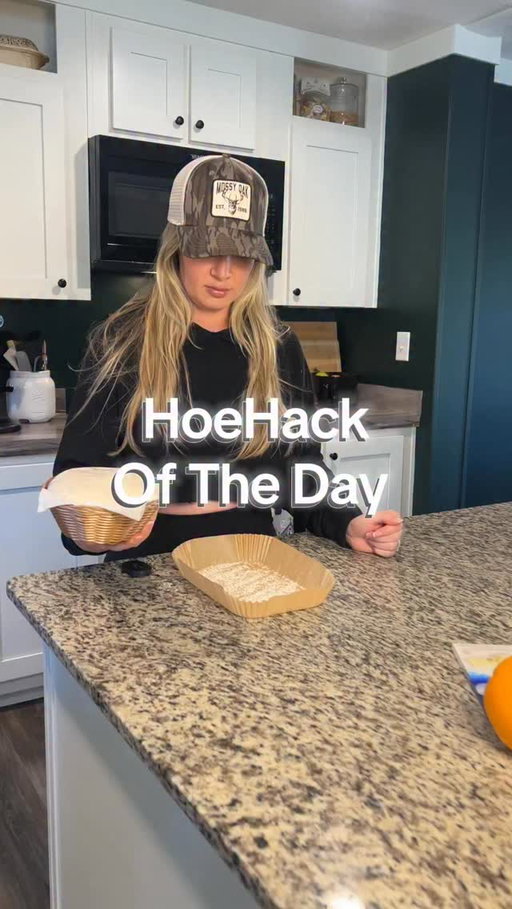 HoeHack of the day… when I first started making sourdough, I was only using those gross liners that come with the Benetton and honestly cleaning them with such a mission. I learned this hack from @lady.sourdough and haven’t looked back since, and let’s be honest you know those cloth things gross you out. #sourdough #sourdoughtips #bakingtips #baking