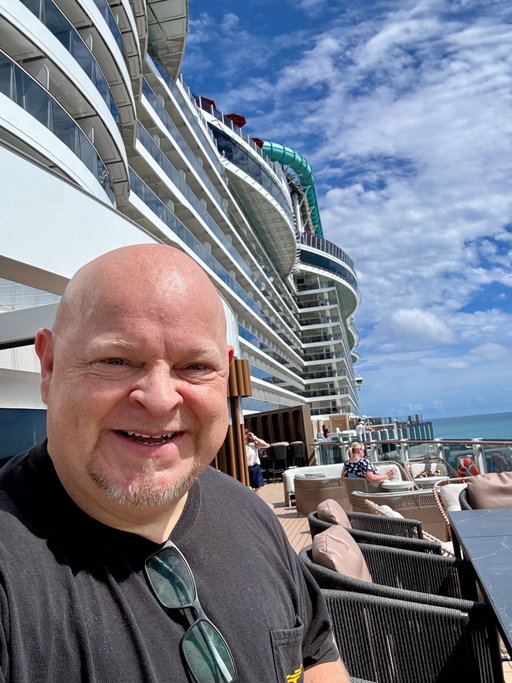 At the port of Tortola I snapped some shots around the @norwegiancruiseline Even got a shot of walking over the see through walk way on deck 8.

@norwegianaqua