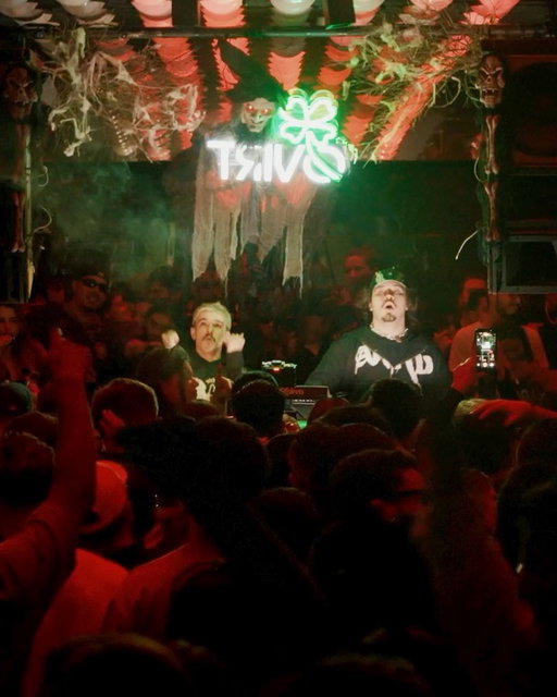 SET NOVO DO ALMANACADULTOS™️ NO AR ‼️ Sempre foi um sonho tocar no @clubvibe e seria muita sacanagem fazer essa estreia e não gravar um set em vídeo! Corre no nosso canal do YT pra assistir! 🅰️
🎥: @raymisonsilva @lucasmfck