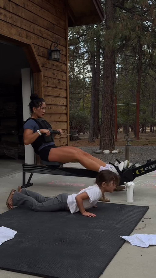 It's not always perfect  or easy but the show must go on. 

The workout was...
10 rounds for time:
5 strict pullups
10 pushups 
15 air squats 
20 cal row 
(add a weight vest for an extra challenge!)

🔗 in B!0 to train efficiently when you're limited on time. 1 power hour, 6 days a week. Let's do this 🙌🏽

#strengthandconditioning #workoutsforwomen #workoutroutine #momlife