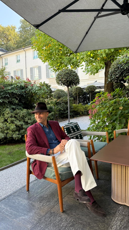 Il look sportivo, un punto di vista, una prospettiva di comfort con stile 

The sporty look , a point of view, a perspective on comfort with style

@rubinacci_official The Art of Tailoring 🪡 

@morjasshoes Unlined suede loafers